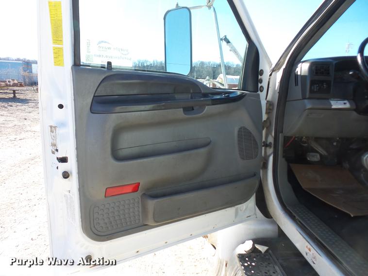 image for item DA4021 2005 Ford F750 service truck with crane