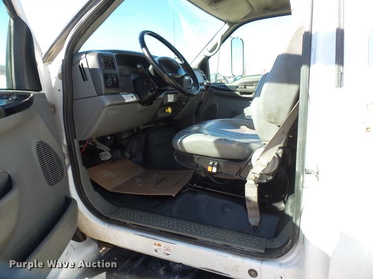 image for item DA4021 2005 Ford F750 service truck with crane