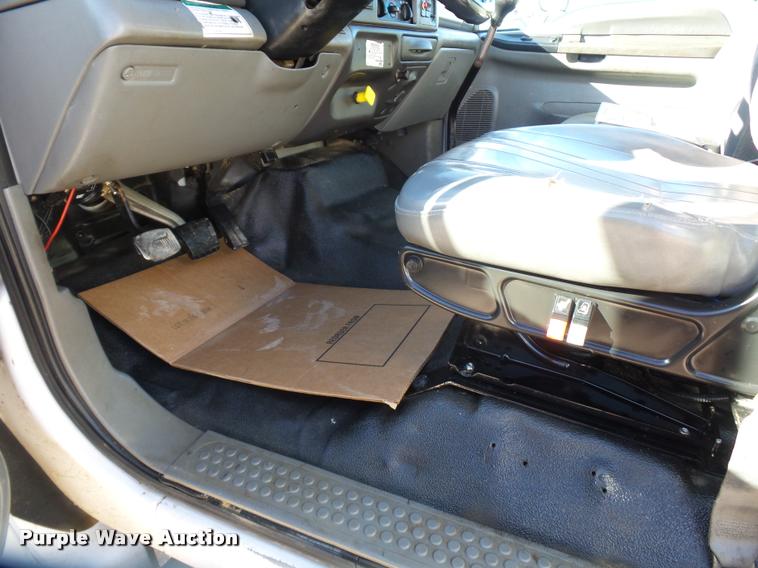 image for item DA4021 2005 Ford F750 service truck with crane