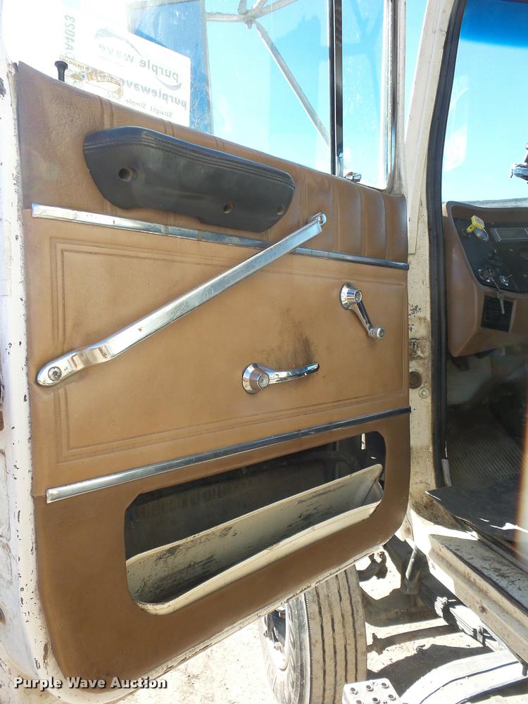 image for item DA4023 1992 Ford LT8000 dump truck