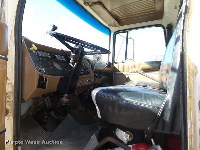 image for item DA4023 1992 Ford LT8000 dump truck