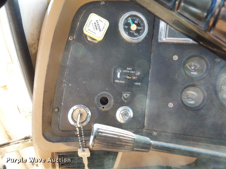 image for item DA4023 1992 Ford LT8000 dump truck