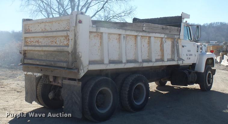 image for item DA4027 1985 Ford LT8000 dump truck