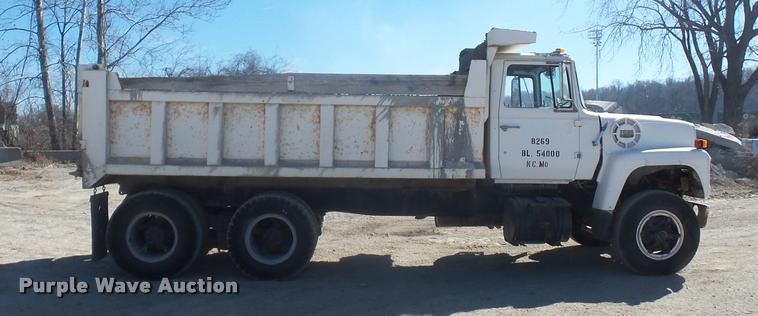 image for item DA4027 1985 Ford LT8000 dump truck