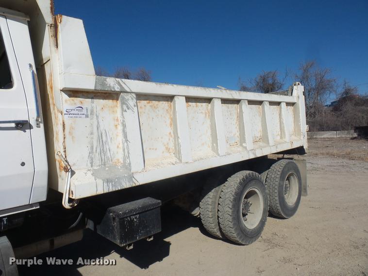 image for item DA4027 1985 Ford LT8000 dump truck