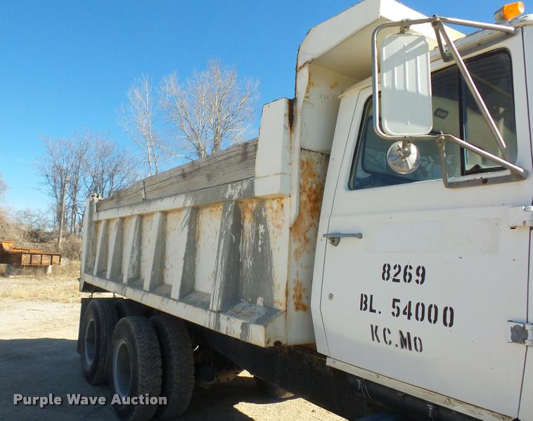 image for item DA4027 1985 Ford LT8000 dump truck