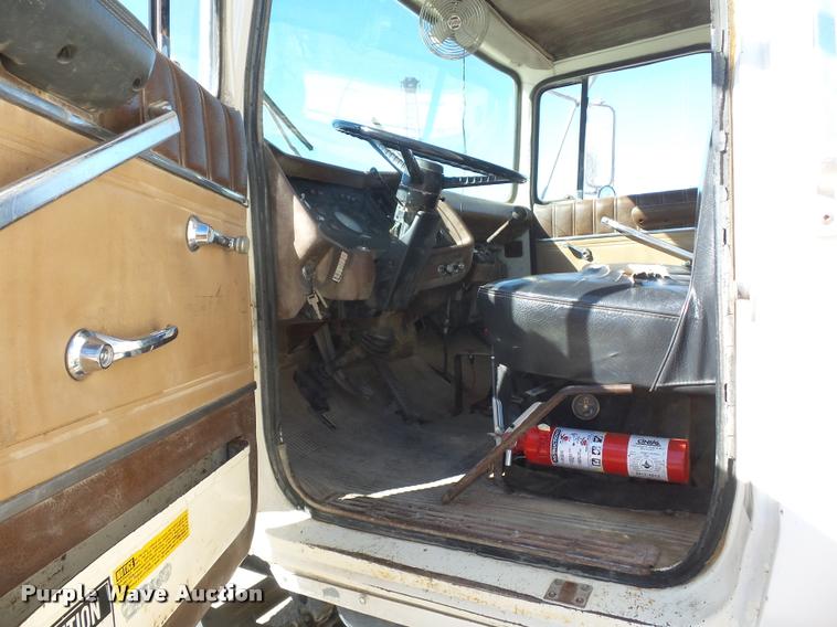 image for item DA4027 1985 Ford LT8000 dump truck