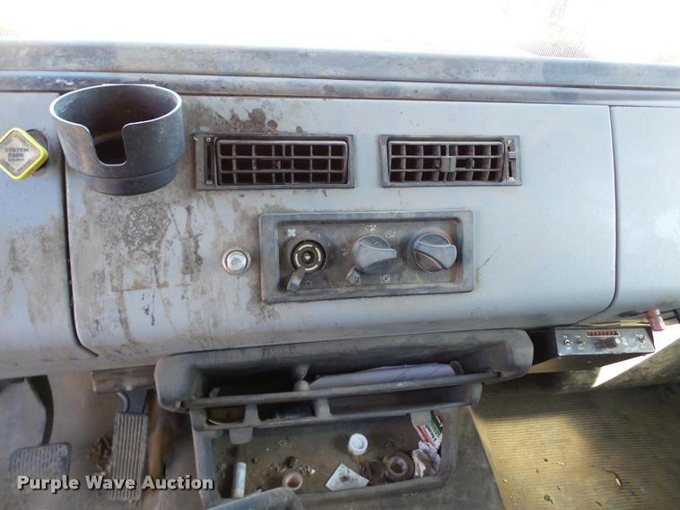 image for item DA7360 1995 Freightliner FL70 flatbed truck