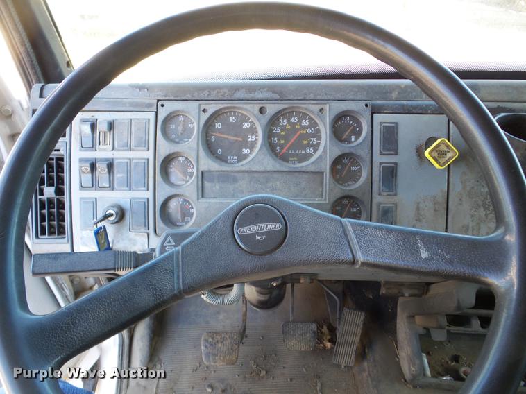 image for item DA7360 1995 Freightliner FL70 flatbed truck