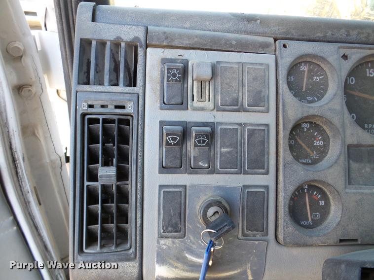 image for item DA7360 1995 Freightliner FL70 flatbed truck