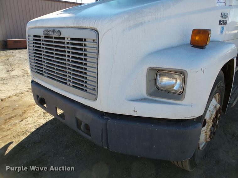 image for item DA7360 1995 Freightliner FL70 flatbed truck