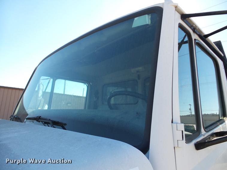 image for item DA7360 1995 Freightliner FL70 flatbed truck