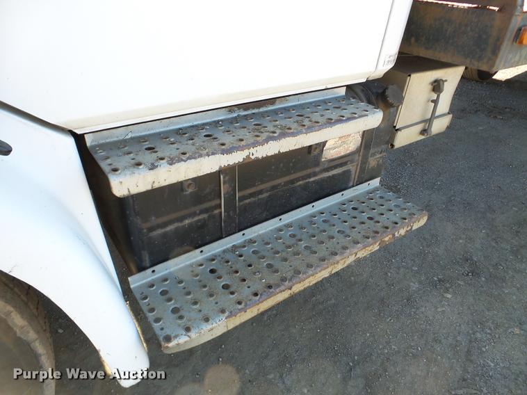 image for item DA7360 1995 Freightliner FL70 flatbed truck