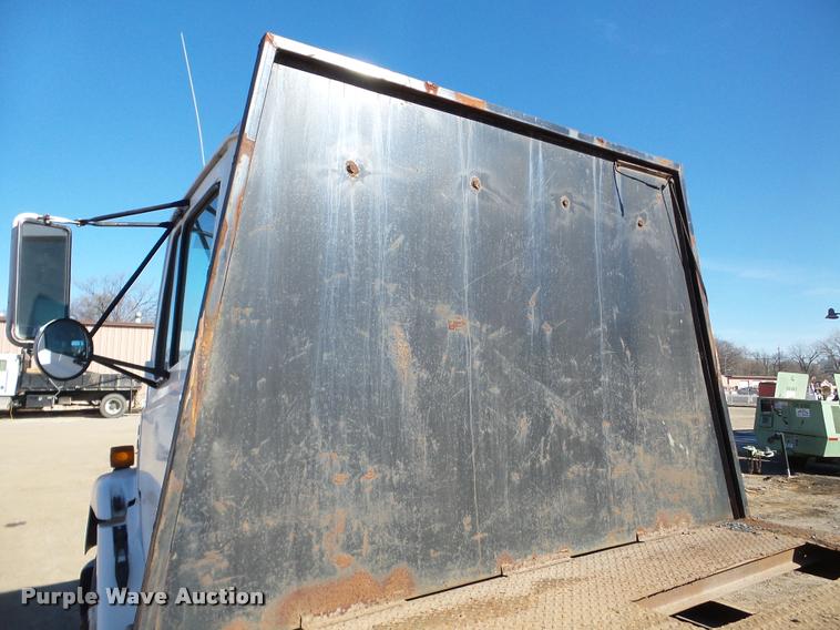 image for item DA7360 1995 Freightliner FL70 flatbed truck