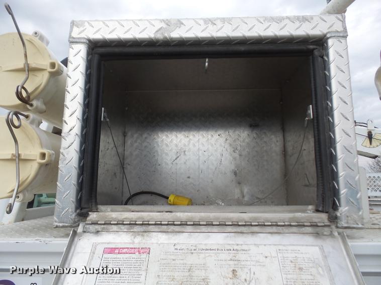 image for item DB0663 2008 Ford F550 Super Duty service truck with crane