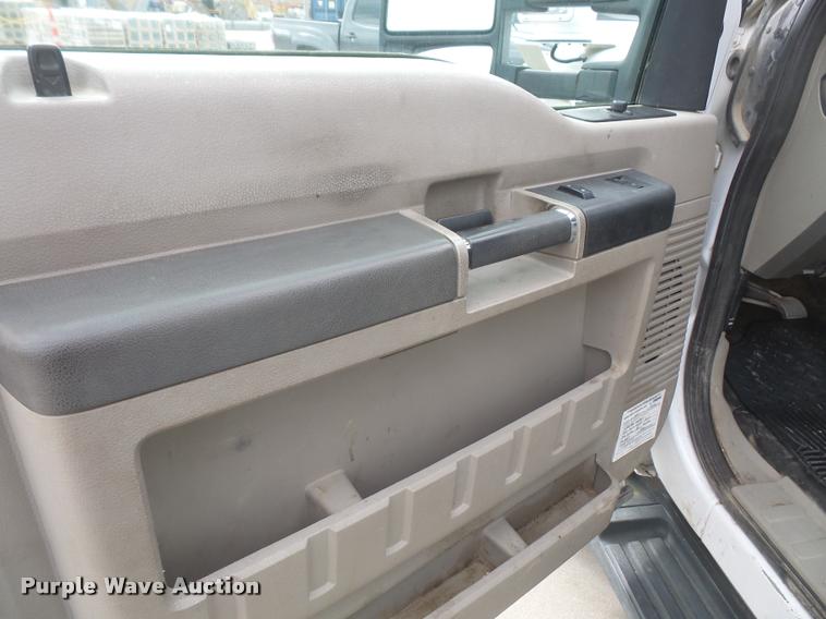 image for item DB0679 2008 Ford F550 Super Duty utility truck with crane