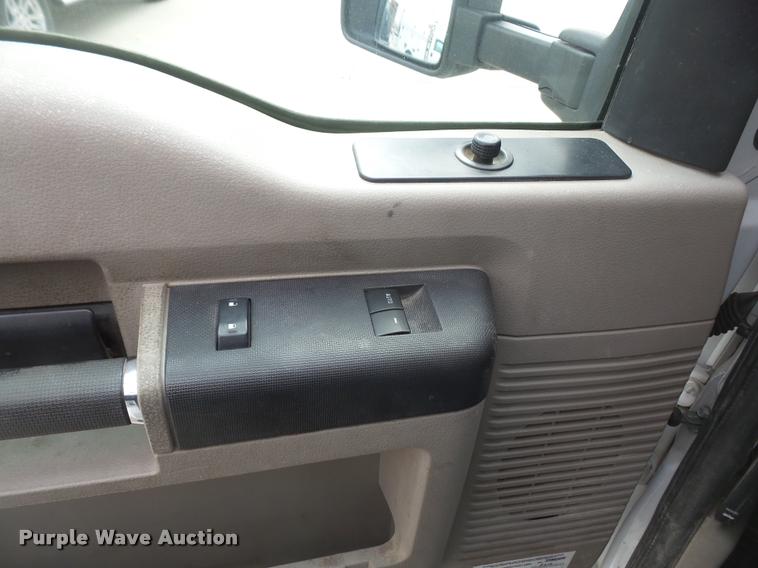 image for item DB0679 2008 Ford F550 Super Duty utility truck with crane