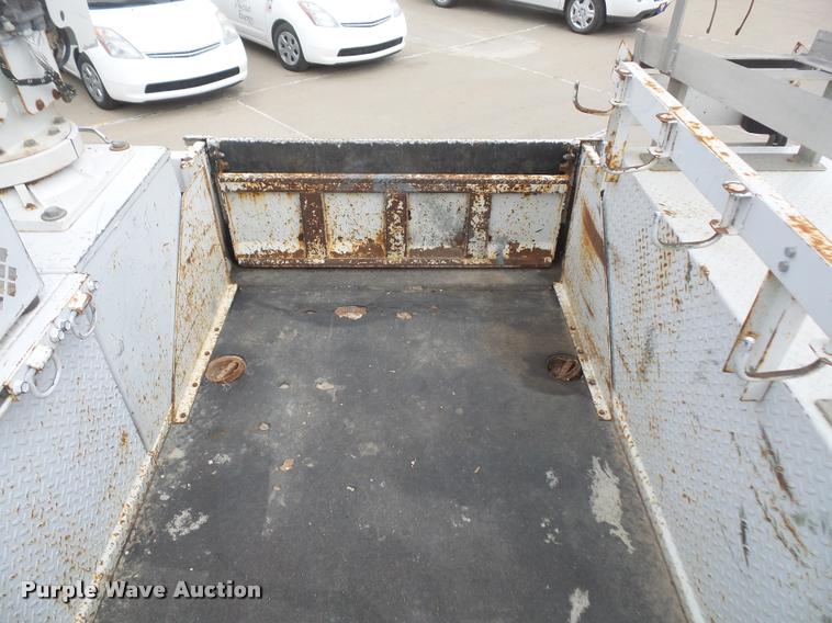 image for item DB0679 2008 Ford F550 Super Duty utility truck with crane