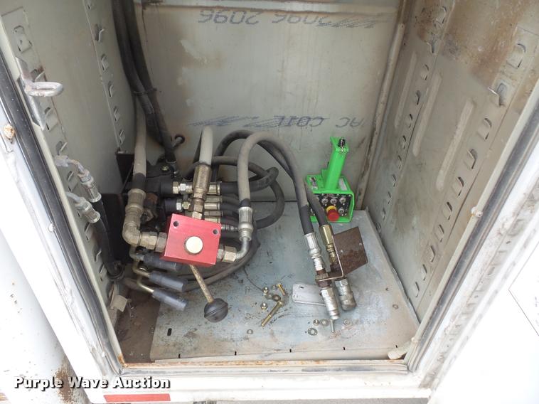 image for item DB0679 2008 Ford F550 Super Duty utility truck with crane