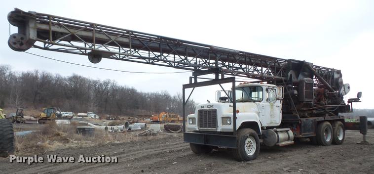 image for item DB0742 1985 Mack R700K truck with William LDH40 hole digger drill rig