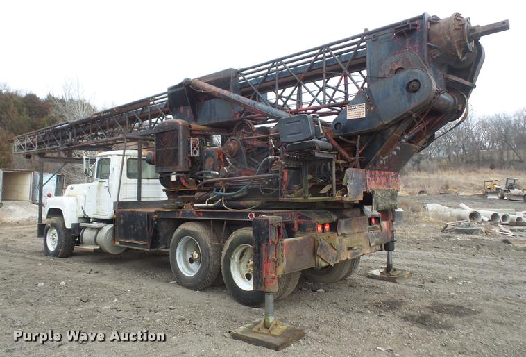 image for item DB0742 1985 Mack R700K truck with William LDH40 hole digger drill rig