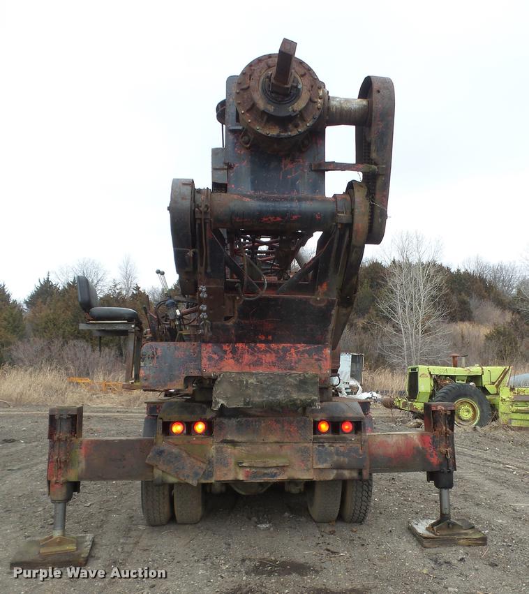 image for item DB0742 1985 Mack R700K truck with William LDH40 hole digger drill rig