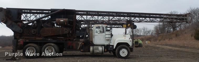 image for item DB0742 1985 Mack R700K truck with William LDH40 hole digger drill rig