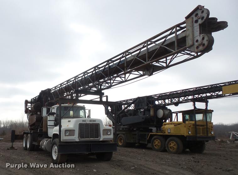 image for item DB0742 1985 Mack R700K truck with William LDH40 hole digger drill rig