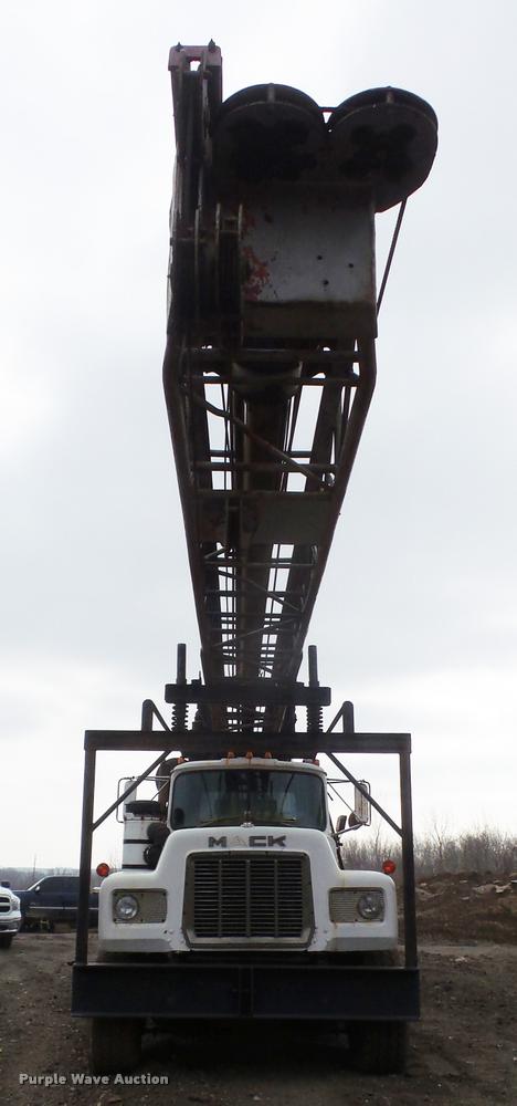 image for item DB0742 1985 Mack R700K truck with William LDH40 hole digger drill rig