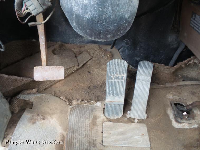 image for item DB0742 1985 Mack R700K truck with William LDH40 hole digger drill rig