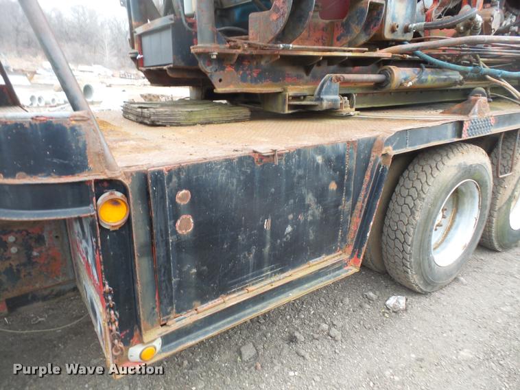 image for item DB0742 1985 Mack R700K truck with William LDH40 hole digger drill rig