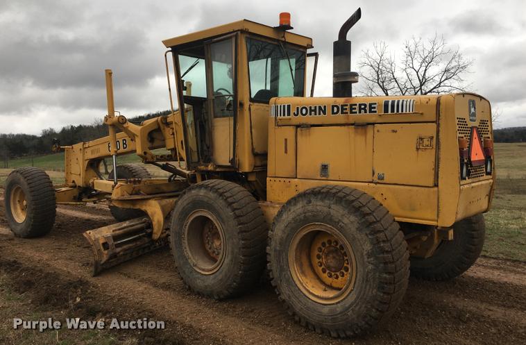 image for item F1462 1988 John Deere 670B motor grader