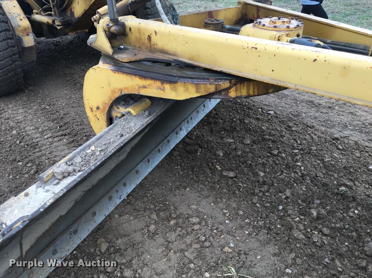 image for item F1462 1988 John Deere 670B motor grader