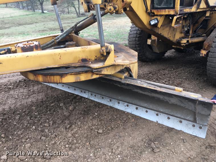 image for item F1462 1988 John Deere 670B motor grader