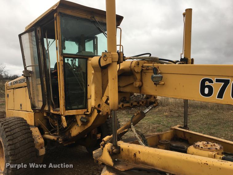 image for item F1462 1988 John Deere 670B motor grader
