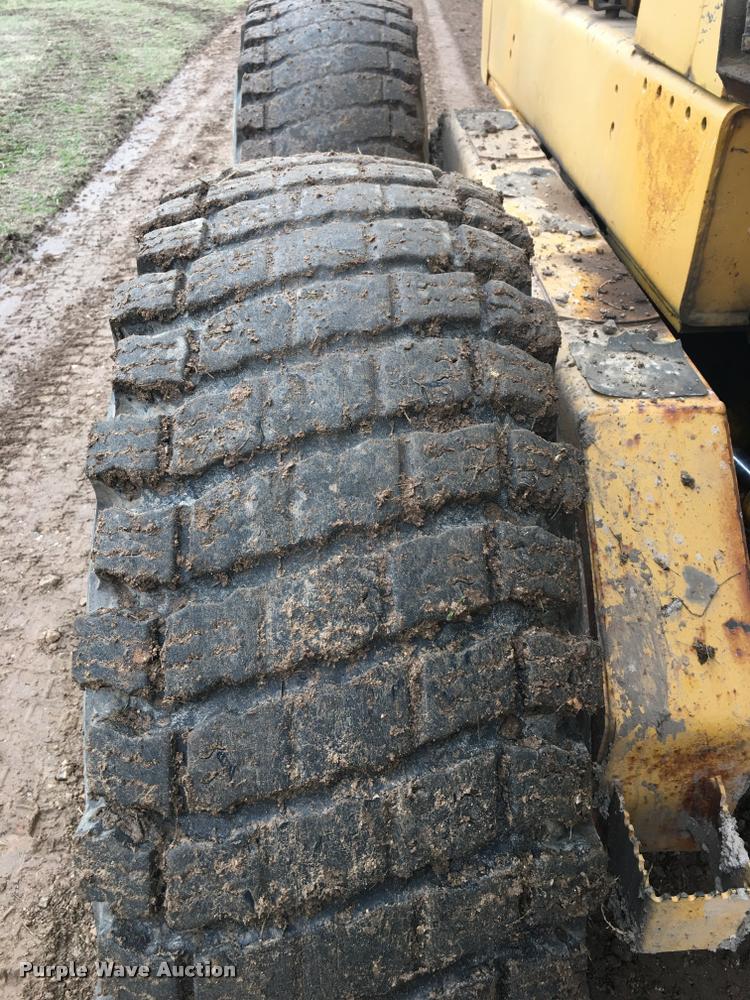 image for item F1462 1988 John Deere 670B motor grader