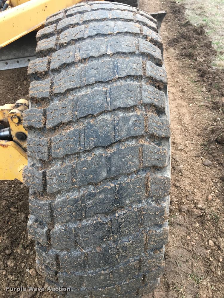 image for item F1462 1988 John Deere 670B motor grader