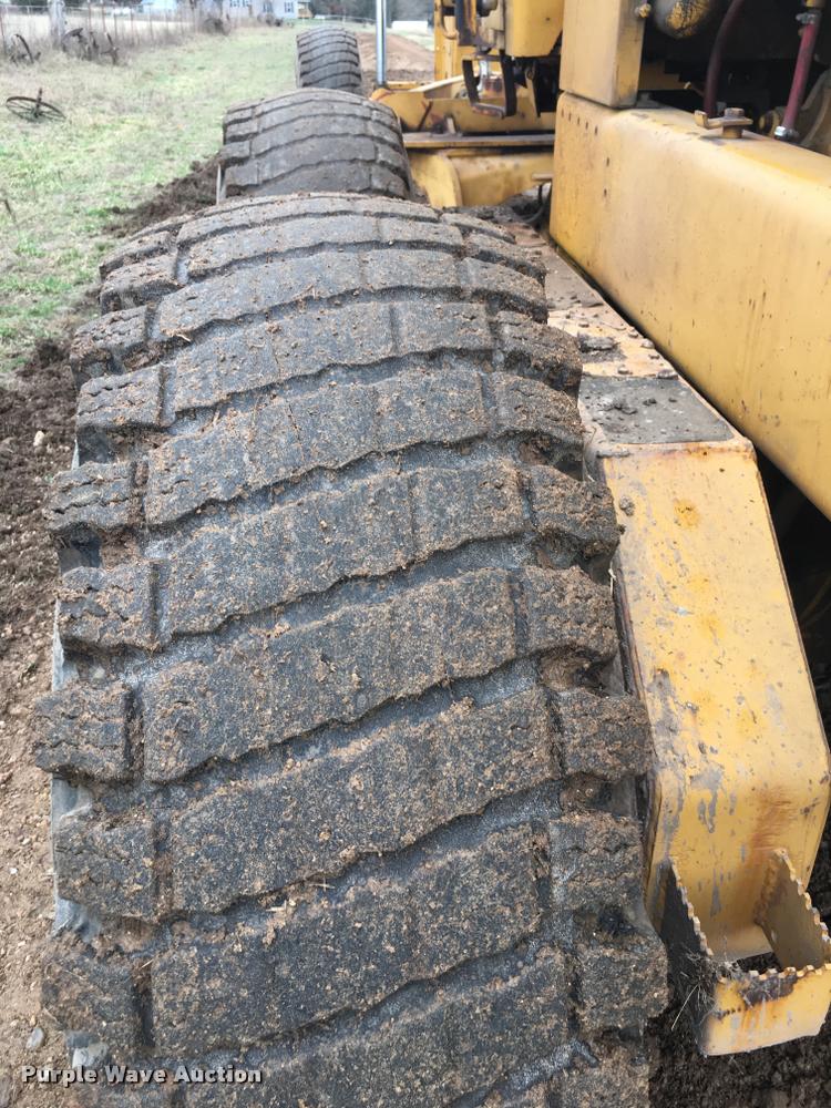 image for item F1462 1988 John Deere 670B motor grader