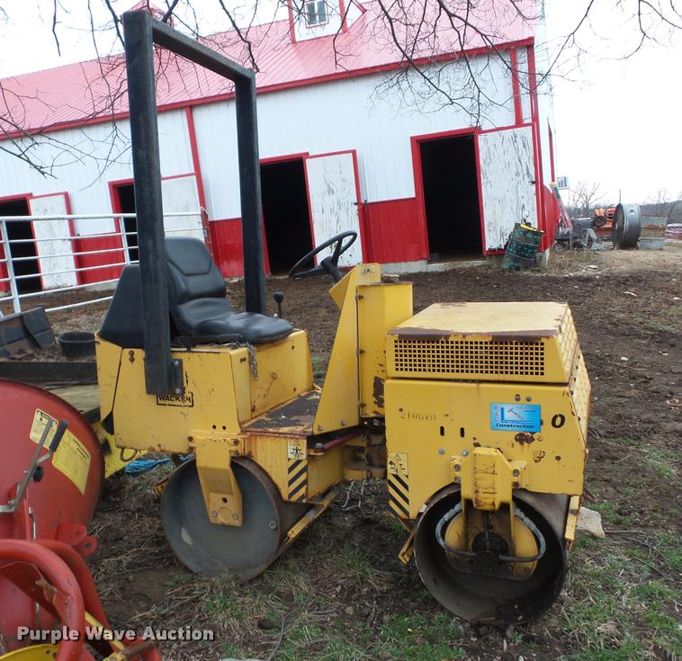 image for item F8204 1997 Wacker RD880V vibratory roller