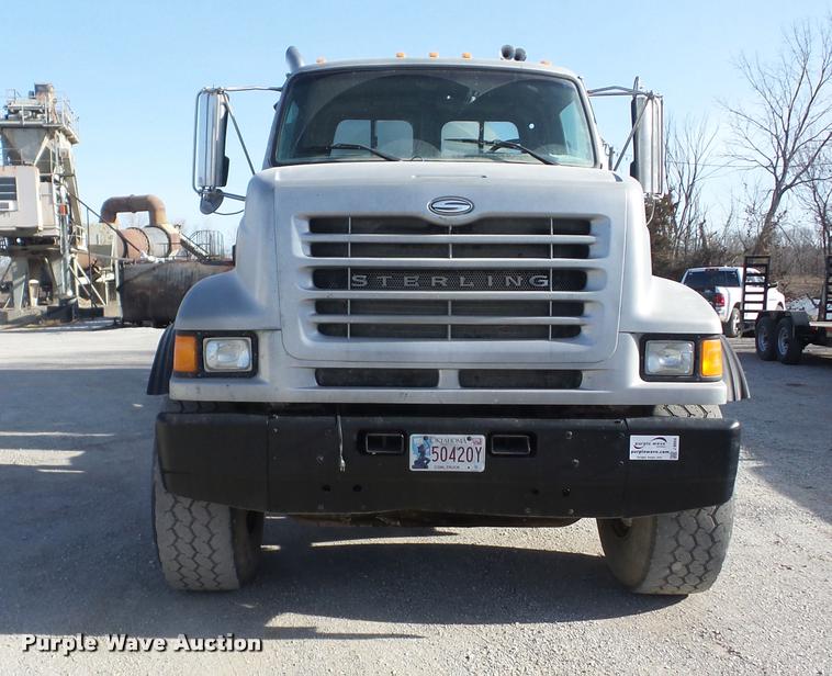 image for item J8664 2001 Sterling L9500 ready mix truck