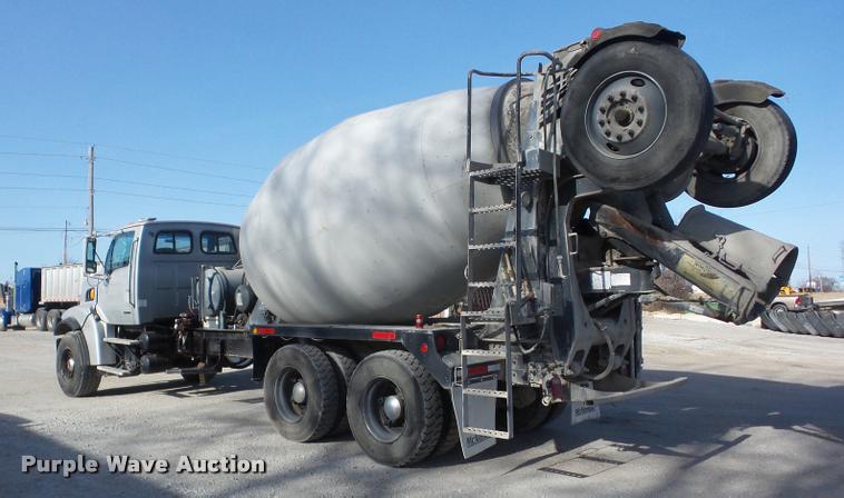 image for item J8664 2001 Sterling L9500 ready mix truck