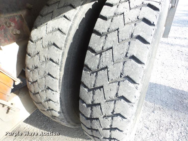 image for item J8664 2001 Sterling L9500 ready mix truck