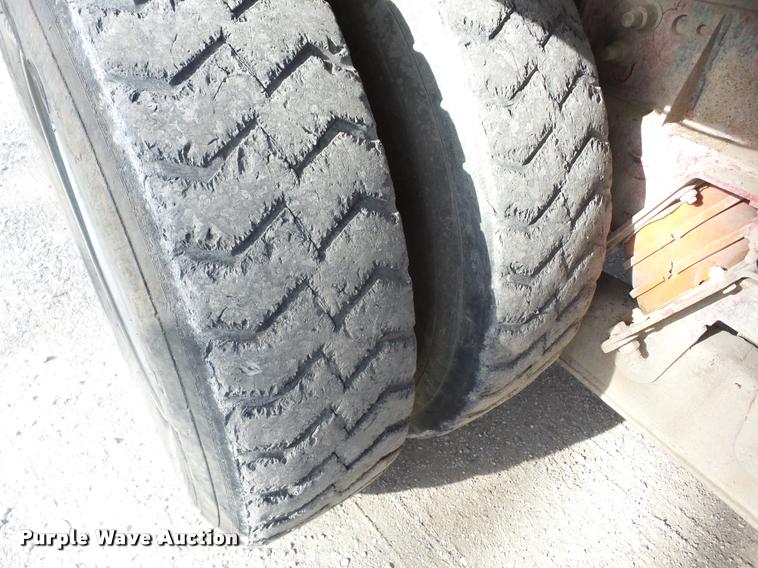 image for item J8664 2001 Sterling L9500 ready mix truck