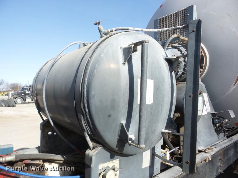 image for item J8664 2001 Sterling L9500 ready mix truck