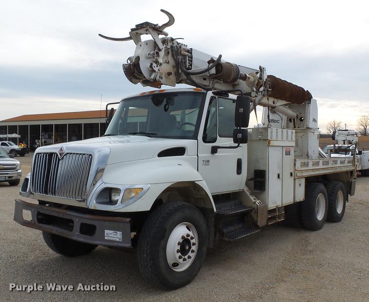 image for item K3336 2002 International 7500 digger derrick truck