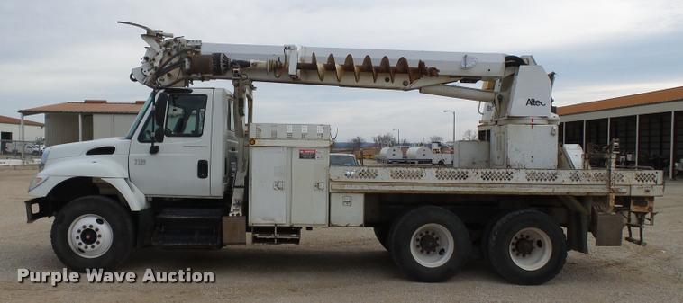 image for item K3336 2002 International 7500 digger derrick truck