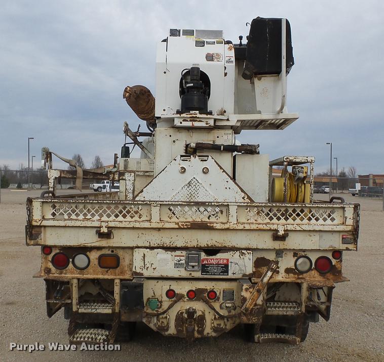 image for item K3336 2002 International 7500 digger derrick truck