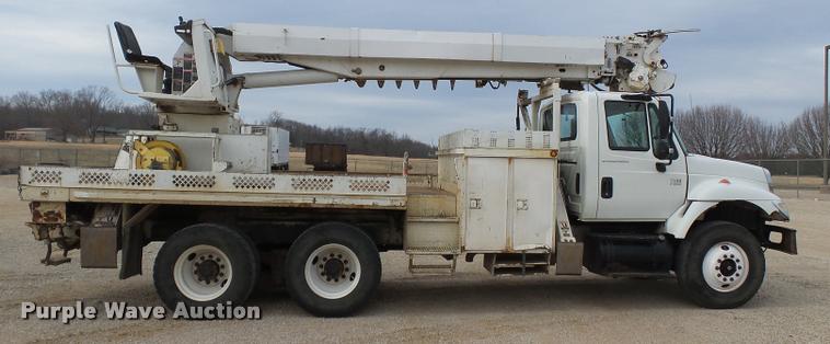 image for item K3336 2002 International 7500 digger derrick truck