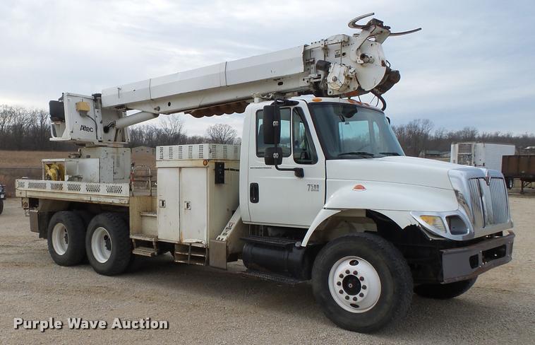 image for item K3336 2002 International 7500 digger derrick truck