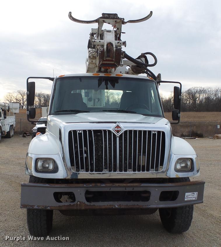 image for item K3336 2002 International 7500 digger derrick truck
